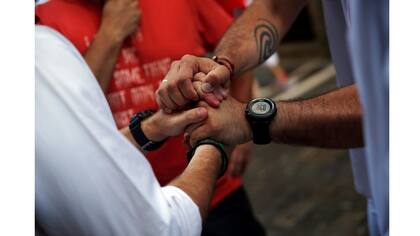 Sergio se da la mano con otros corredores después de comprobar que todos corrieron con seguridad después del primer encierro