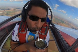 El argentino que toma mate mientras hace acrobacias con su avioneta