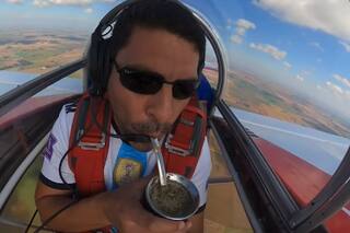 El argentino que toma mate mientras hace acrobacias con su avioneta