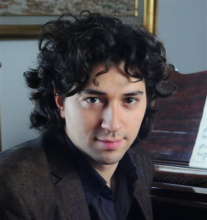 Sergio Tiempo. Pianista virtuoso, toca una pieza en la intimidad con su abuela, en Concierto para cuatro pianos