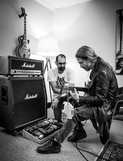 Sergio Vallín, de Maná, toca la Les Paul edición especial que le hizo Gibson. A su lado, el argentino César Gueikian, uno de los nuevos dueños que se relaciona con los músicos que usan guitarras de la marca, como Slash y Joe Perry