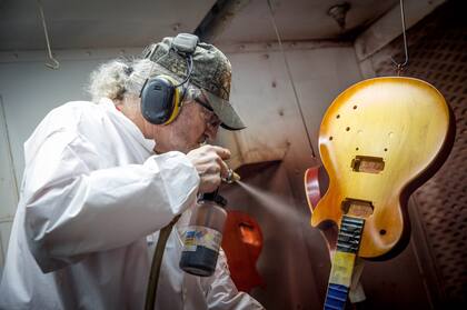 Uno de los especialistas le hace el sunburst a una Les Paul en una de las cabinas de pintura que tiene la fábrica en Nashville