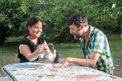 Sergio y Mónica comparten unos mates una tarde de enero