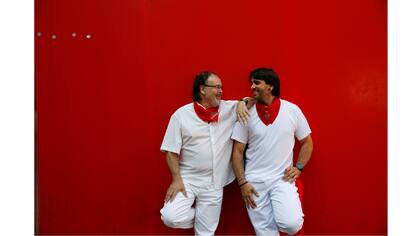 Sergio y su padre Txema posan para un retrato durante los Sanfermines