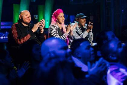 Cardi B escoltada por las leyendas del rap Fat Joe y Jadakiss