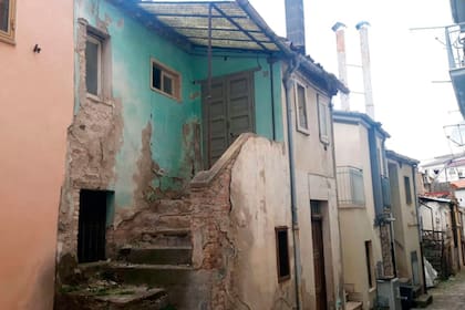 "Sería de gran ayuda para acelerar el proceso si los compradores interesados se pusieran en contacto de inmediato con un plan preliminar de lo que pretenden hacer con su nueva propiedad", pidió el intendente de Laurenzana, Michele Ungaro