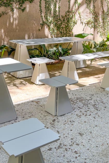 SERIE AO-25. Serie de exterior en acero galvanizado, aluminio y acero inoxidable. Es una cápsula de la marca Valuarte por los 25 años de Laura O. Sus injertos y patas de acero inoxidable hacen que el agua y suciedad siempre escurran. @valuarte_vlrt