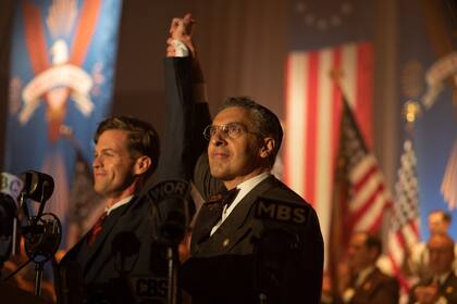 Ben Cole, como Charles Lindbergh, y John Turturro como Lionel Bengelsdorf, en un mitin de America First en la miniserie The Plot Against America, que esta noche estrena HBO