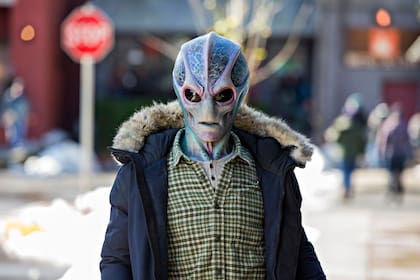 Resident Alien combina ciencia ficción, humor y una trama policial