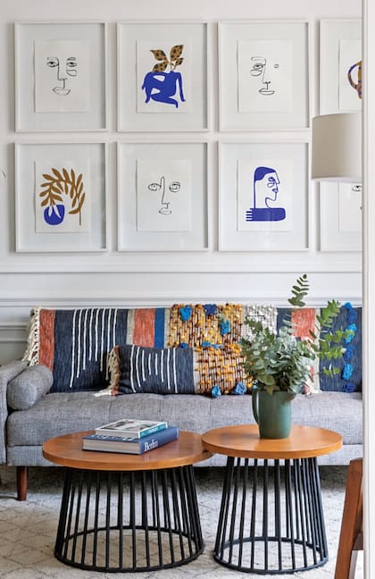 Serigrafías del mexicano Rocca Luis César Sofá con manta y almohadón combinados (todo de Anthropologie). Mesas, diseño de Carolina Yáñez.