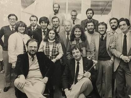 Serra en la redacción de la revista "Somos". Adelante: Alfredo Serra y Juan Carlos Araujo; de derecha a izquierda: Jorge Alurralde, Luis Pazos, Daniel Ares, Miguel Wiñazki, Ana D´Onofrio, Silvia Fesquet, Edgardo Ritacco, Jorge Vidal, Jorge Ali, Rubén Chorny, Alicia De Petri; en la última