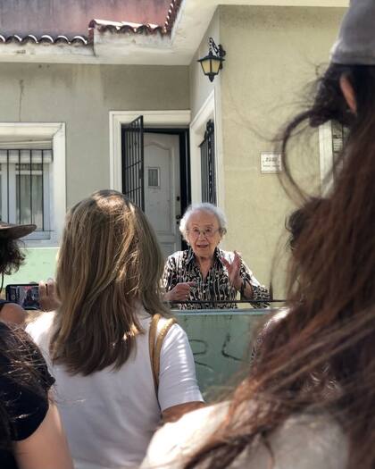 Serrana Auliso habla con turistas