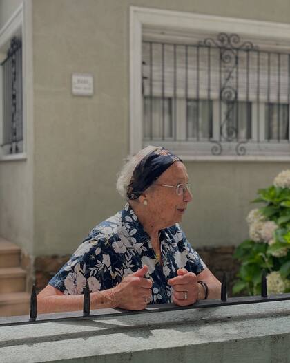 Serrana habla con un grupo de turistas que caminan por la vereda de su casa y le consultan por esta particular historia