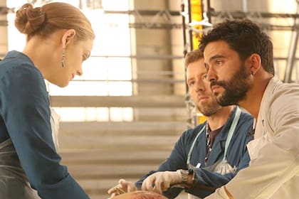 Serrichio actuó junto a Emily Deschanel en Bones