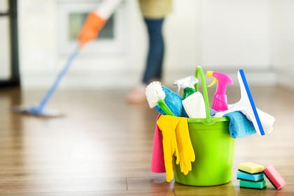 El agua y el jabón pueden matar los microbios cuando se produce espuma, pero no son infalibles como las opciones más potentes si se trata de eliminar los microbios de las superficies