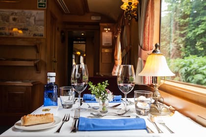 Servicio de lujo a bordo del Transcantábrico.