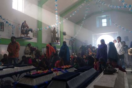 Servicio funerario realizado para cinco de los diez músicos que fueron emboscados y asesinados por presuntos miembros del cartel Los Ardillos