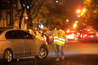 Servicio nocturno. Con chalecos refractarios se mueven los trapitos de Palermo Hollywood, donde parecen funcionar de manera más organizada; algunos dicen que la policía controla el lugar