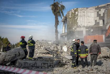 Servicios de emergencia limpian los escombros de la casa de Peshraw Dizayi que fue alcanzada en ataques con misiles iraníes en Erbil, Irak, martes, Ene. 16, 2024 
 (AP Photo/Julia Zimmermann/Metrography)�