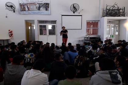 Sesión de cuentos en la Escuela N° 1-247 Almirante Guillermo Brown, de Tres Porteñas, en San Martín (Mendoza)