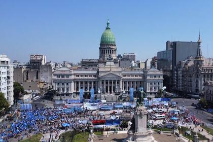 Vista de la plaza de los Dos Congresos durante el discurso de Alberto Fernández