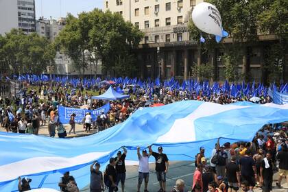 Militantes con la bandera de Argentina
