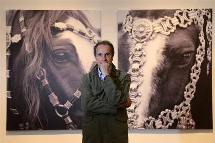 Sessa, ayer, en el CCK, frente al díptico de las "Cabezadas": a la izquierda, una de Entre Ríos, y a la derecha, una de Buenos Aires (ambas de 2016)