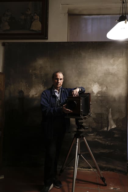 Sessa con dos de sus objetos de colección: una cámara que le regaló el fotógrafo estadounidense Len Prince, y un fondo marino que le obsequiaron en el estudio Luz y sombra, de Tucumán