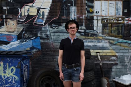 Seth Hatch, 24 años, un actor que trabaja en una tienda de segunda mano en Williamsburg, posa para una foto en Brooklyn