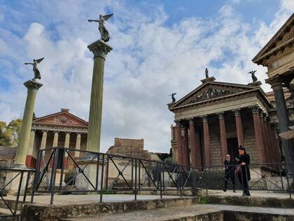 Sets que reproducen un foro romano, creado para la filmación de la serie Roma, de HBO