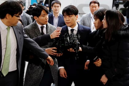 Seungri, al hablar con la prensa a la salida de su declaración policial