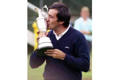 Severiano Ballesteros de España, besa tiernamente el trofeo del British Open Golf Championship, luego de su victoria en Lytham St. Annes, Inglaterra, en esta foto de archivo del 18 de julio de 1988.