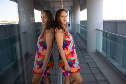 Severine Fontaine llegó a la Argentina por primera vez hace tres años: recorrió el norte y llegó hasta Perú. Tras su cuarentena en Retiro, ultima los detalles de Proyecto Resiliencia en los ensayos en La Usina del Arte