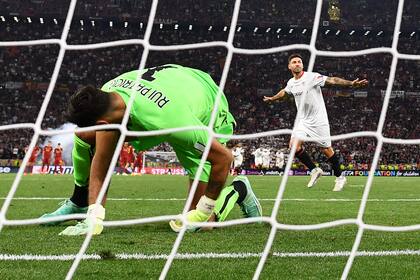 Sevilla campeón: en medio de los festejos, el arquero Bono destacó el trabajo de Demichelis en River