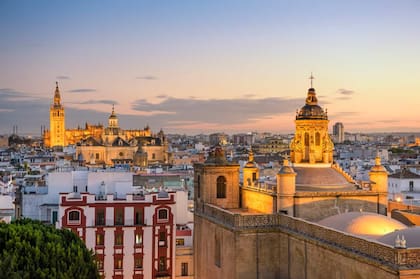 Sevilla cuenta con 688 811 habitantes, es la ciudad más poblada de Andalucía y la cuarta de España, después de Madrid, Barcelona y Valencia.