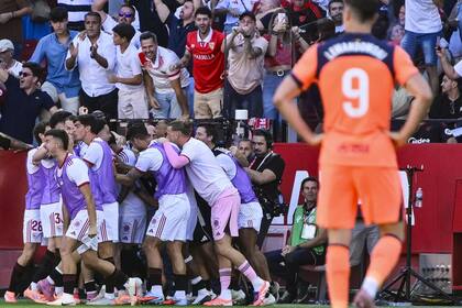 Sevilla festeja, Lewandowski sufre