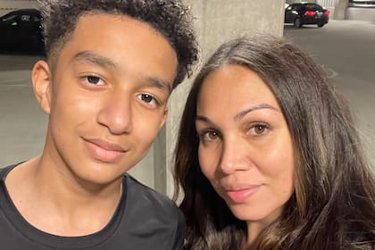 Sewell Setzer tenía 14 años, se enamoró de un chatbot que había creado, y se suicidó; la madre, Megan García, demandó a la compañía detrás de esa inteligencia artificial, Character.AI