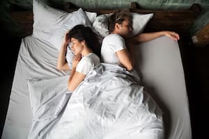 Qué significa que su pareja le dé la espalda al dormir, según la ciencia