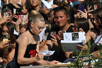 Seyfried firmó autógrafos a los fans que se agolpaban frente al Lido
