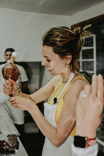 Almendra tiene su fábrica artesanal en la chacra de sus padres