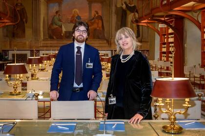 Restanio junto a su hijo, Francisco Leiva, este mes Doctor en Derecho, quien ya se ha incorporado al trabajo de Estudio. Foto: @teresamancini