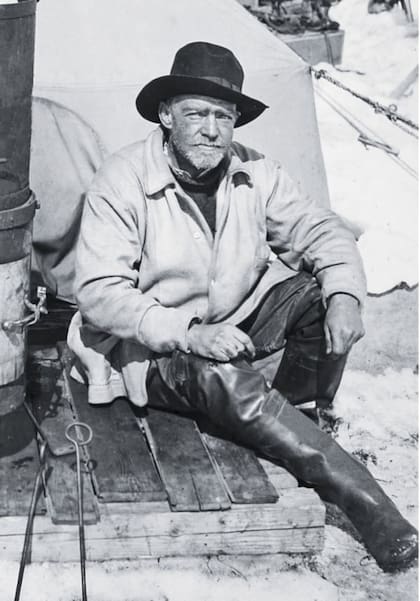 Shackleton, a poco de abandonar el Endurance, en el campamento de la Paciencia.