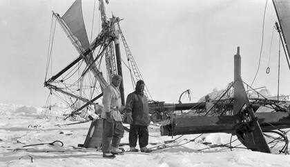 Shackleton (derecha) observa los restos de su barco justo antes de que se hundiera en las profundidades