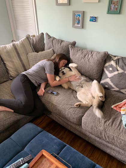 Shadow disfruta de largas siestas panza arriba cerca del aire acondicionado.