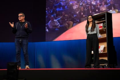 Shahram Izadi mostró un prototipo de anteojos de realidad aumentada de Google en una charla TED en Toronto