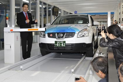 Shai Agassi, fundador de Better Place, en una demostración del recambio de baterías de un vehículo eléctrico en Japón