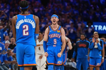 Shai Gilgeous-Alexander (2) y Alex Caruso (9), dos figuras de Oklahoma City Thunder