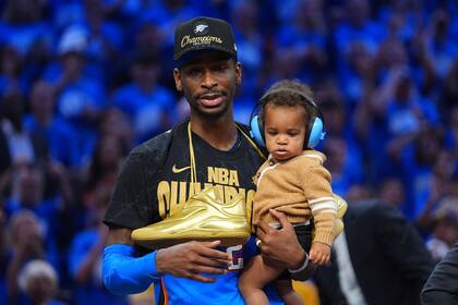 Shai Gilgeous-Alexander celebra después de ganar el título de la NBA con la victoria en el séptimo y decisivo partido ante Indiana Pacers. (AP Foto/Julio Cortez)