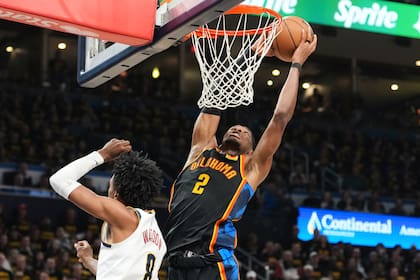 Shai Gilgeous-Alexander, de Oklahoma City, salta para encestar frente a Peyton Watson, de Denver