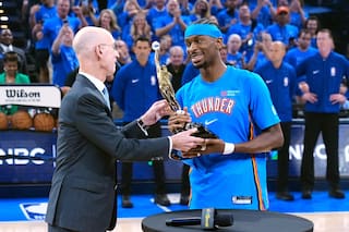 Shai Gilgeous-Alexander recibe el trofeo de MVP del comisionado de la NBA Adam Silver